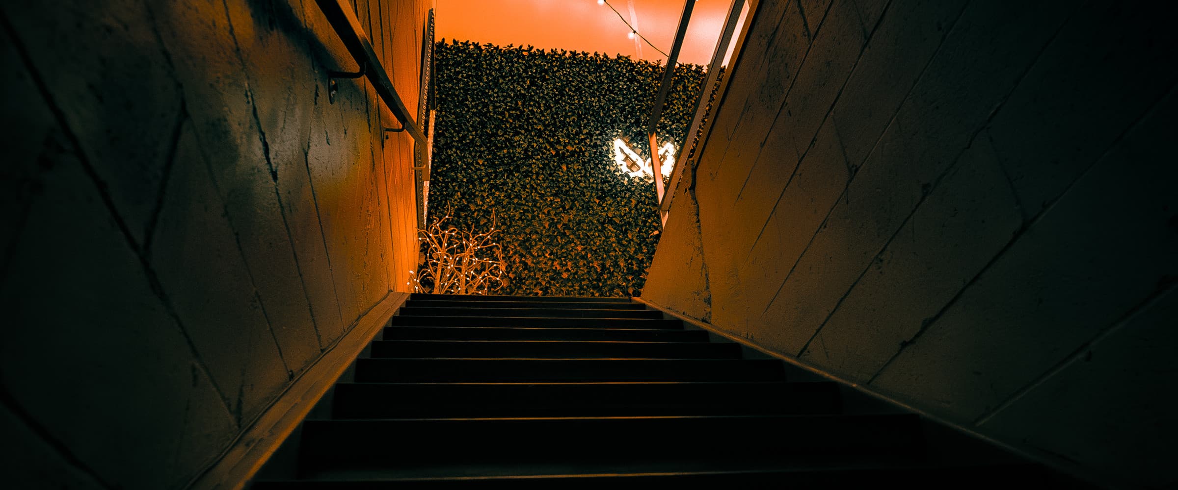 777 Lobby descent — amber ambient light